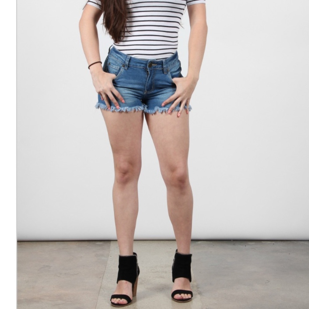 Frayed hem denim shorts